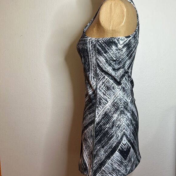 Lululemon sz 6 black and white track tank top great pre owned condition - Picture 5 of 8